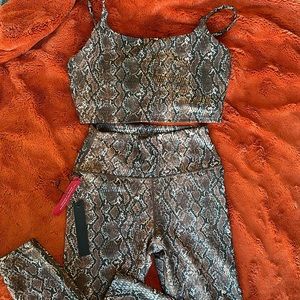 NWT Carbon38 7/8 -M leggings and L support sports bra top. liquid shine. See pic